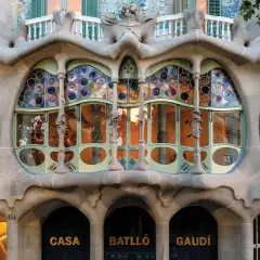 Casa Batlló's facade, a masterpiece of contemporary Art Nouveau, features organic shapes, stained glass windows, and intricate stonework, reflecting Gaudí's unique vision.