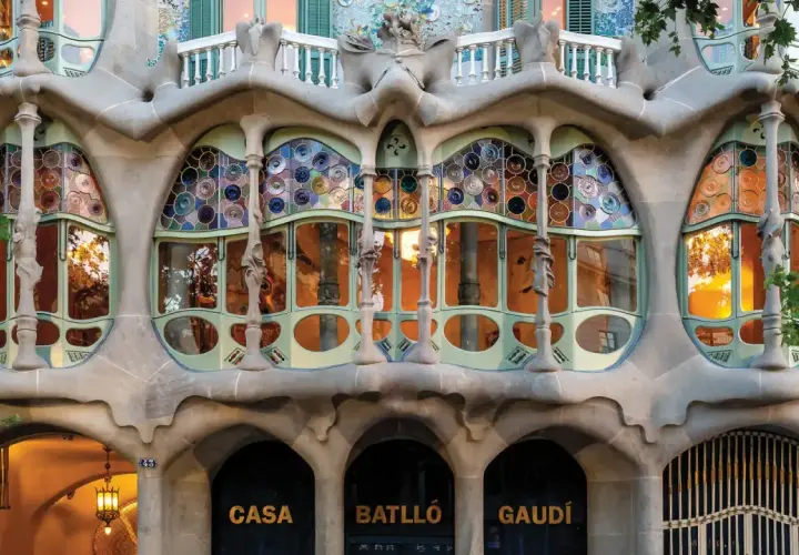 Casa Batlló's facade, a masterpiece of contemporary Art Nouveau, features organic shapes, stained glass windows, and intricate stonework, reflecting Gaudí's unique vision.