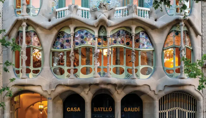 Casa Batlló's facade, a masterpiece of contemporary Art Nouveau, features organic shapes, stained glass windows, and intricate stonework, reflecting Gaudí's unique vision.