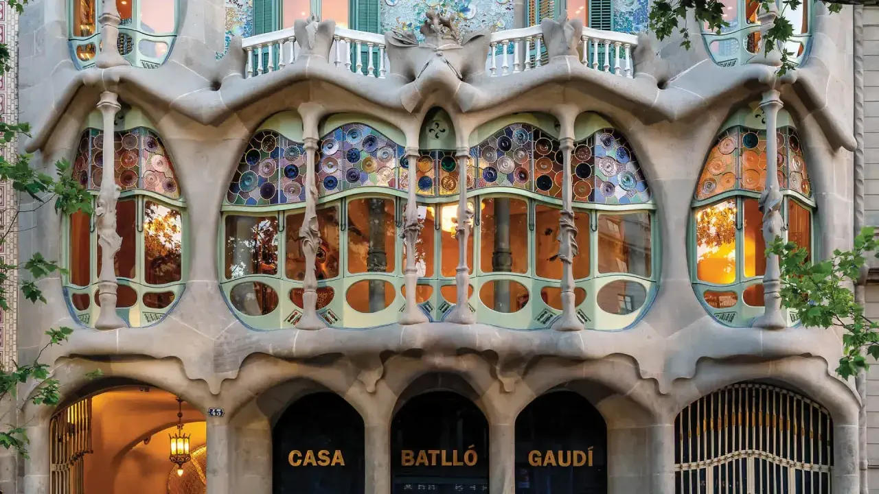 Casa Batlló's facade, a masterpiece of contemporary Art Nouveau, features organic shapes, stained glass windows, and intricate stonework, reflecting Gaudí's unique vision.